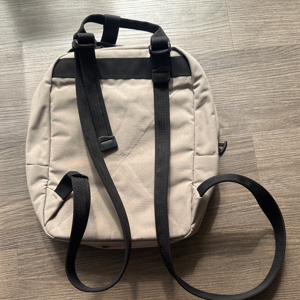 Travelon Backpack with anti-theft features - Picture 3 of 6